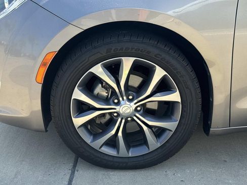 Used 2017 Chrysler Pacifica Limited FWD image 4
