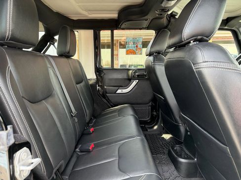 Used 2017 Jeep Wrangler Unlimited Sahara w/ Connectivity Group image 19