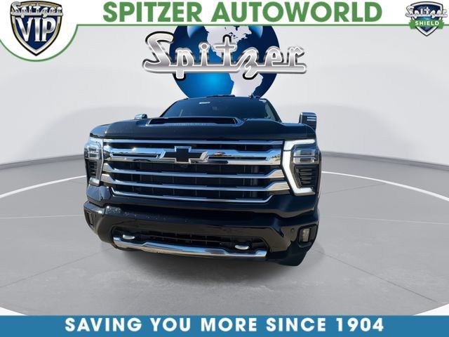 Used 2024 Chevrolet Silverado 2500 High Country w/ Technology Package AWD/4WD image 3
