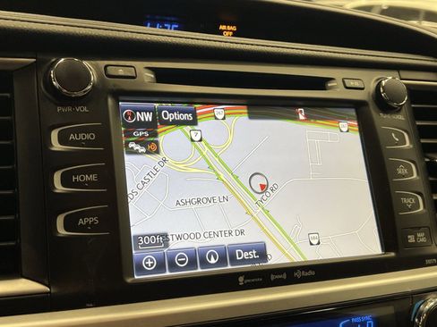 Used 2017 Toyota Highlander XLE image 18