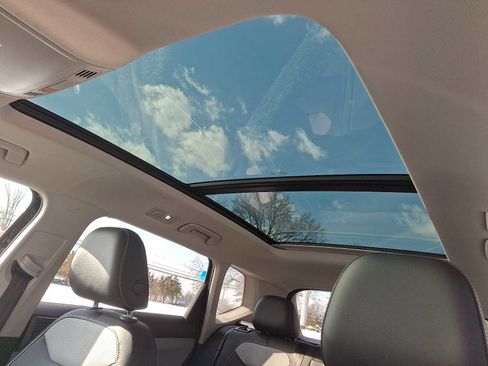 Used 2022 Volkswagen Taos SEL w/ Panoramic Sunroof Package image 12