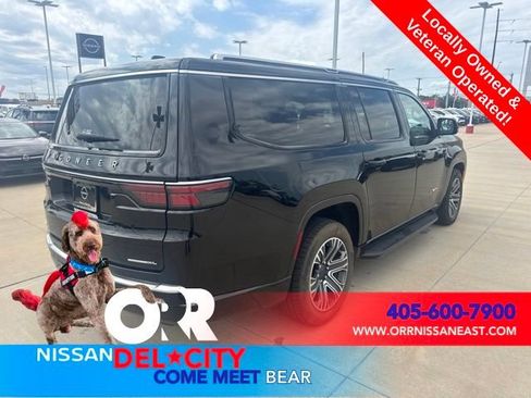 Used 2023 Jeep Wagoneer L Series II AWD/4WD image 5