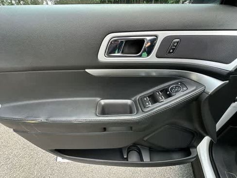 Used 2014 Ford Explorer XLT w/ Equipment Group 202A AWD/4WD image 17