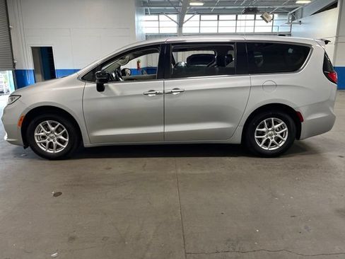Used 2024 Chrysler Pacifica Touring-L FWD image 6