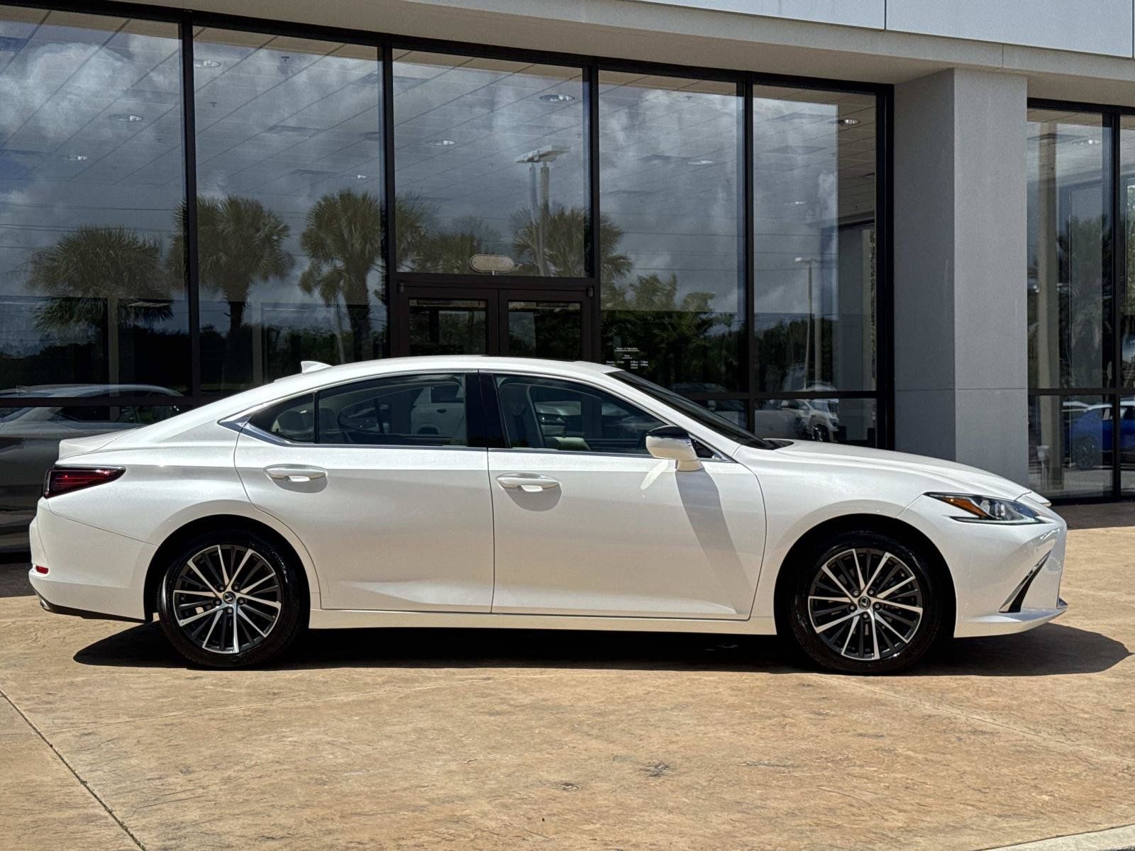 Used 2025 Lexus ES 350 w/ Premium Package FWD image 2