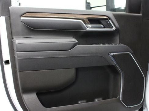 Used 2025 Chevrolet Silverado 2500 LT w/ Convenience Package image 11