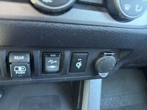 Used 2019 Toyota Tacoma TRD Sport w/ Technology Package AWD/4WD image 18