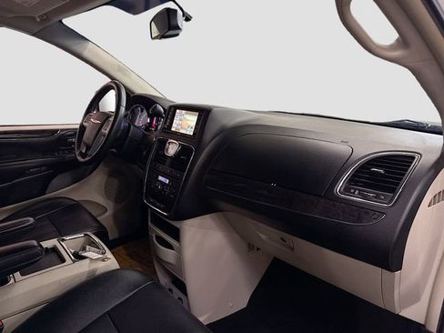 Used 2016 Chrysler Town & Country Touring w/ Driver Convenience Group image 31
