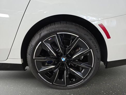 Certified 2025 BMW 740i w/ Premium Package RWD image 29