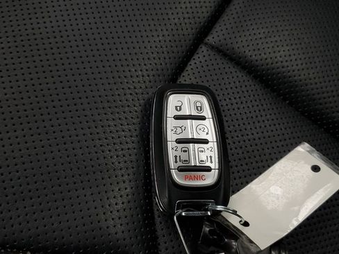 Used 2023 Chrysler Pacifica Limited image 27