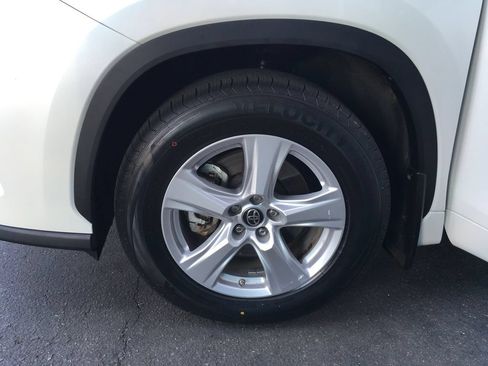 Used 2020 Toyota Highlander LE AWD/4WD image 38