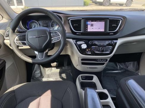 Used 2023 Chrysler Voyager LX FWD image 10