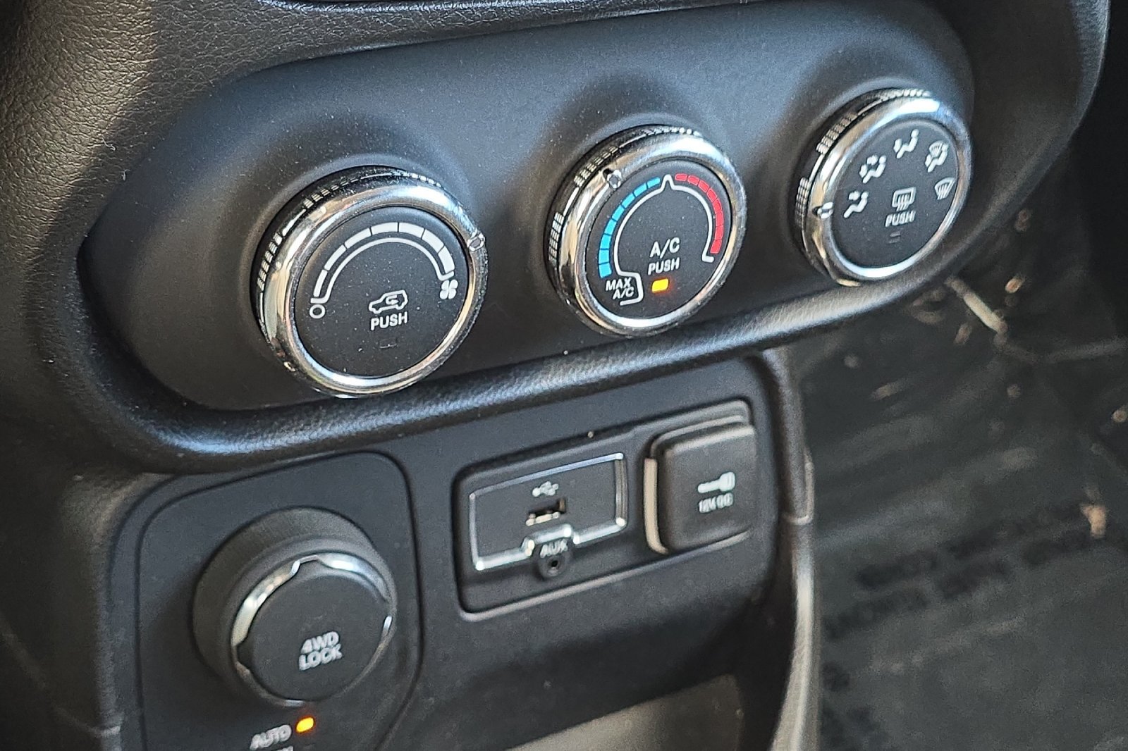 Used 2015 Jeep Renegade Latitude AWD/4WD image 20