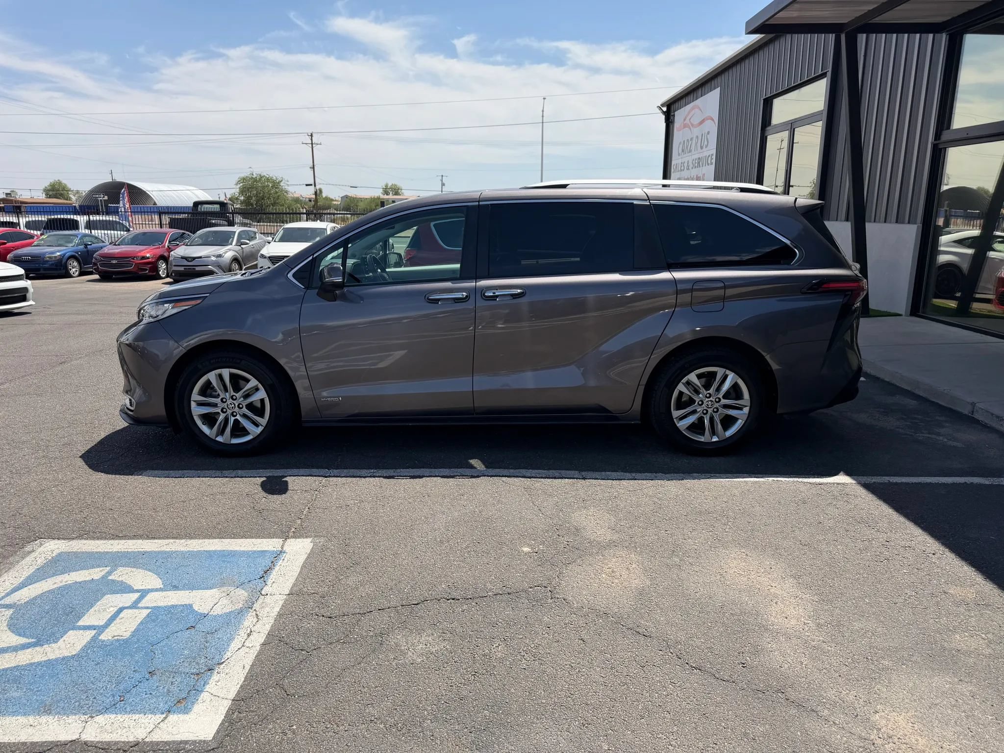 Used 2021 Toyota Sienna Limited FWD image 3