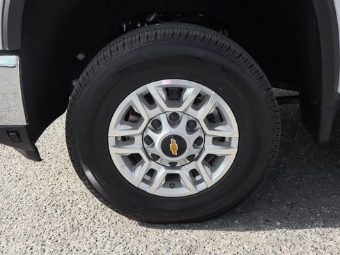 Used 2024 Chevrolet Silverado 2500 LT AWD/4WD image 45