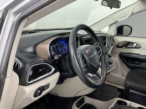 Used 2022 Chrysler Voyager LX image 14