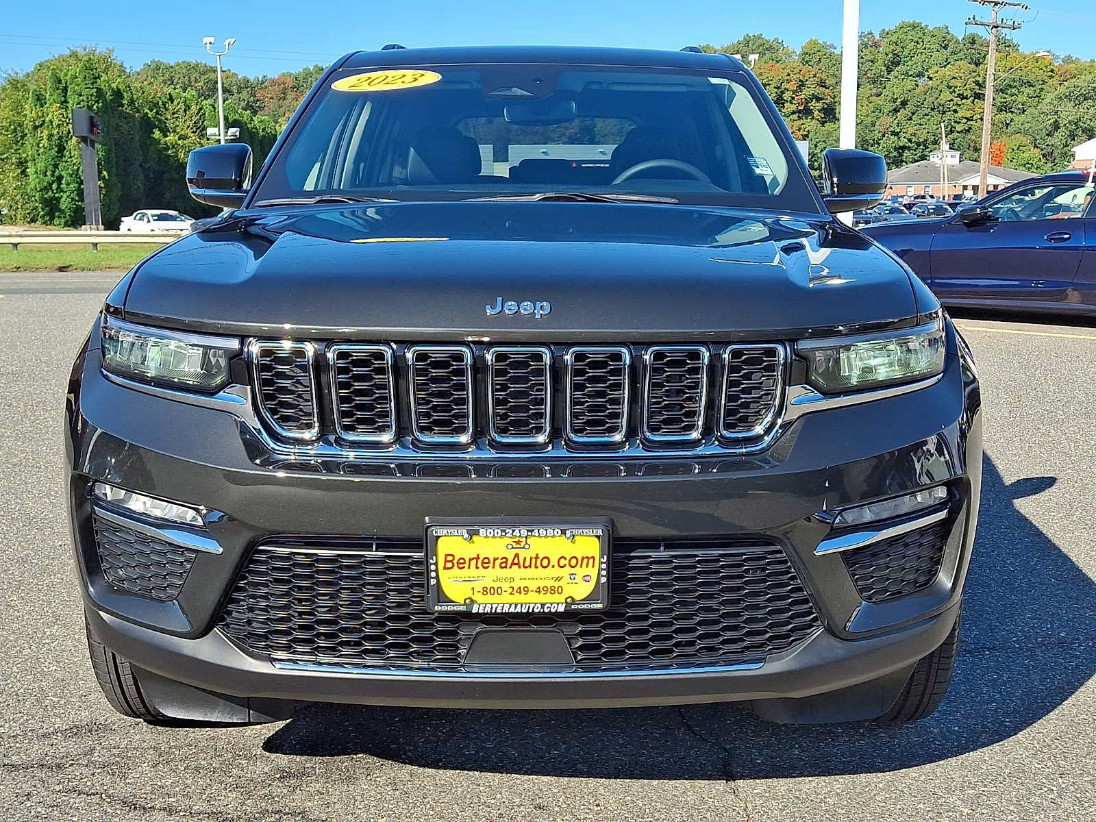 Used 2023 Jeep Grand Cherokee Limited AWD/4WD image 2