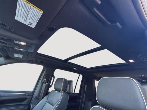 Used 2022 GMC Yukon XL SLT w/ SLT Luxury Package image 17