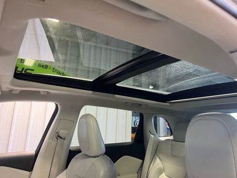 Used 2019 Jeep Cherokee Limited image 11