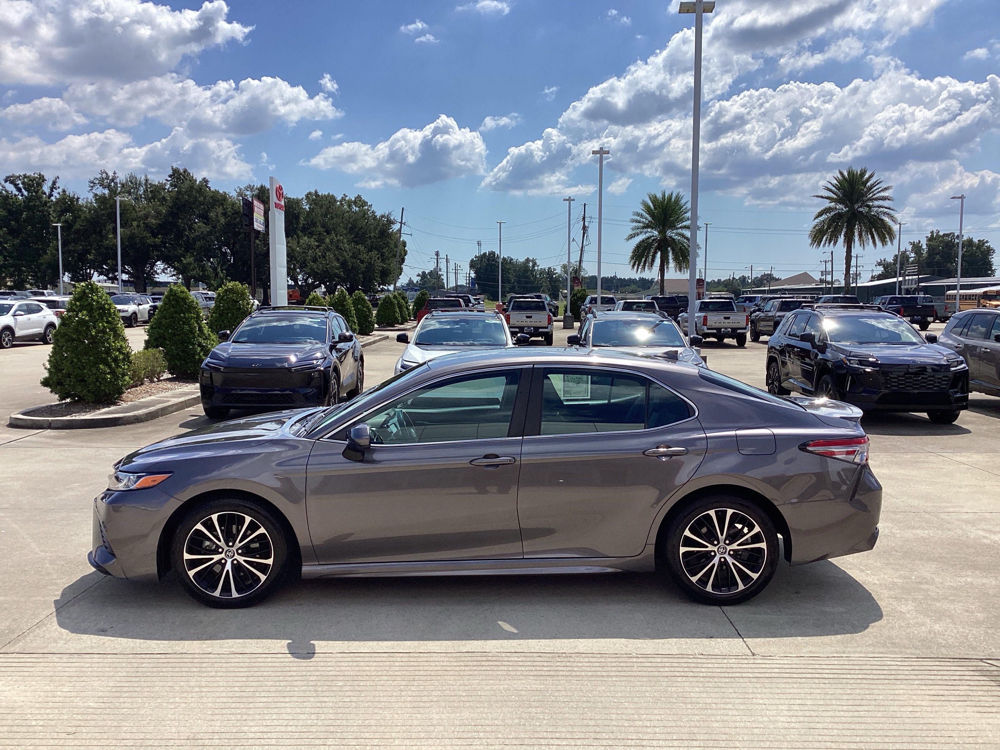 Used 2019 Toyota Camry SE FWD image 4