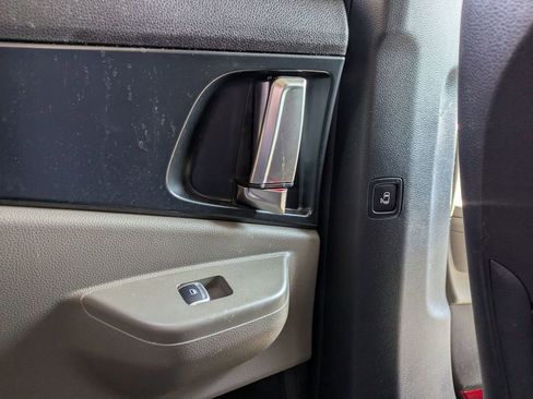 Used 2025 Kia Carnival FWD image 23