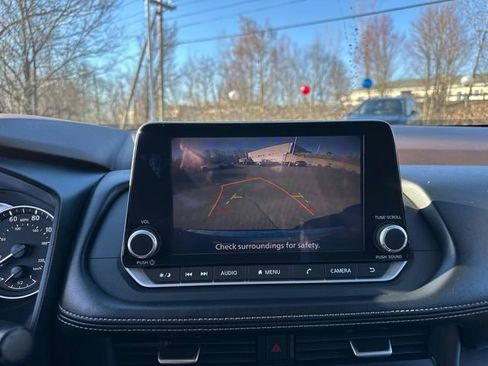 Used 2023 Nissan Rogue SV image 41