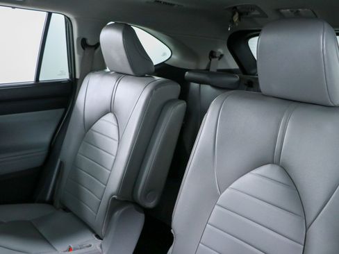 Used 2024 Toyota Highlander XLE FWD image 25