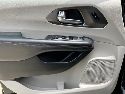 Used 2020 Chrysler Pacifica Touring-L w/ Advanced Safetytec Group FWD image 14