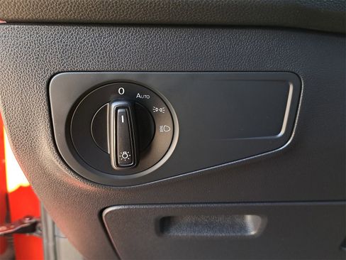 Used 2018 Volkswagen Tiguan S image 27