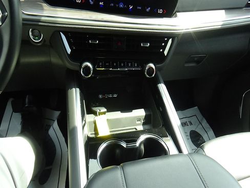 Used 2025 Chevrolet Tahoe LT AWD/4WD image 24