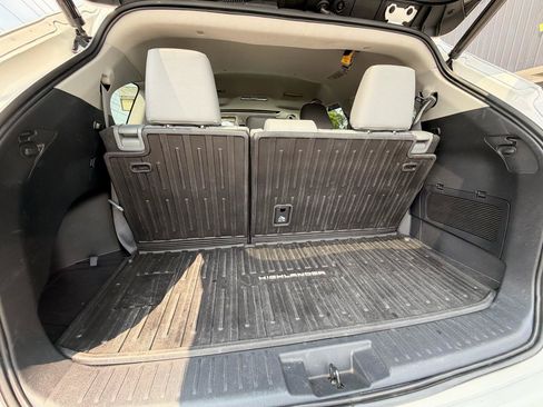 Used 2021 Toyota Highlander XLE AWD/4WD image 23