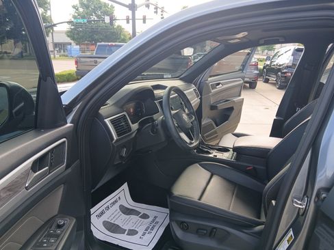 Used 2023 Volkswagen Atlas Cross Sport SE w/ Panoramic Sunroof Package FWD image 9