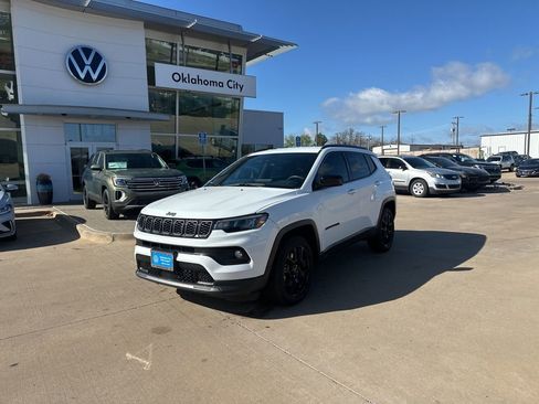 Used 2025 Jeep Compass Latitude w/ Altitude Special Edition AWD/4WD image 1