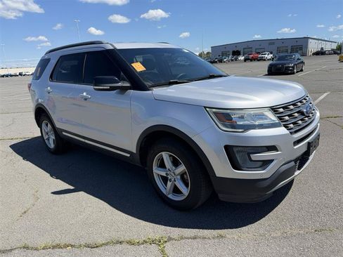 Used 2016 Ford Explorer XLT w/ Equipment Group 202A AWD/4WD image 3