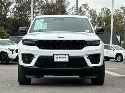 Used 2024 Jeep Grand Cherokee Altitude RWD image 7