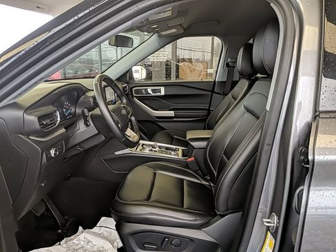 Used 2022 Ford Explorer XLT w/ Equipment Group 202A image 12