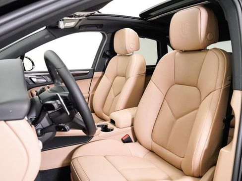 Certified 2026 Porsche Macan AWD/4WD image 5