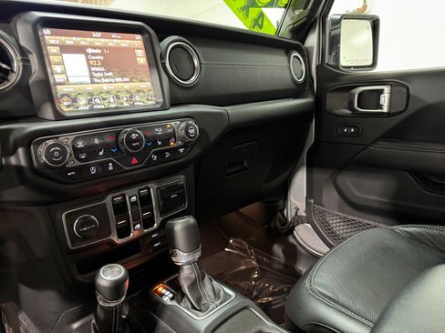 Used 2018 Jeep Wrangler Unlimited Sahara AWD/4WD image 23