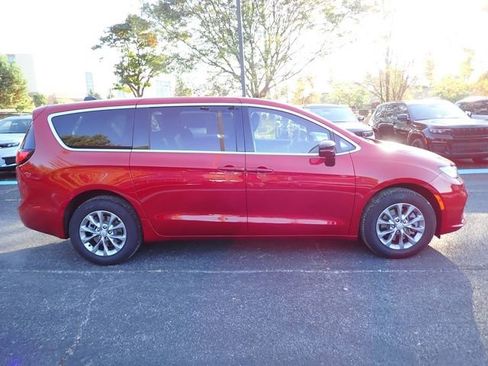 New 2026 Chrysler Pacifica Select image 8