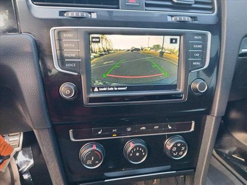 Used 2017 Volkswagen Golf S image 21