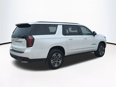 Used 2025 Chevrolet Suburban Z71 image 5