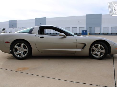 Used 1998 Chevrolet Corvette Coupe w/ Performance Handling Pkg image 19