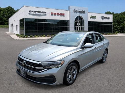 Used 2022 Volkswagen Jetta SE w/ Panoramic Sunroof Package FWD image 2