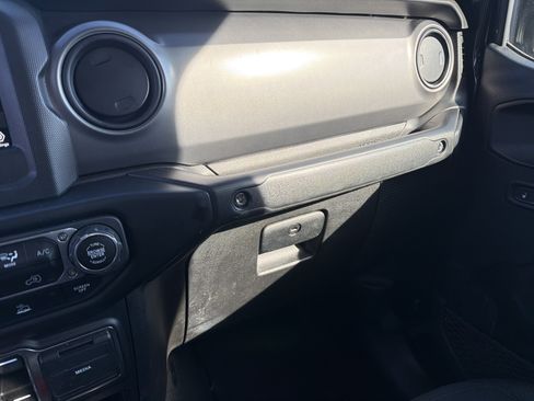 Certified 2022 Jeep Gladiator Willys image 18