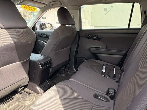 Used 2024 Toyota Highlander LE AWD/4WD image 13