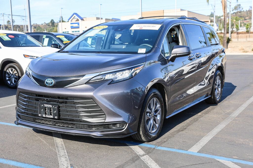 Certified 2023 Toyota Sienna LE w/ LE Plus Package FWD image 17