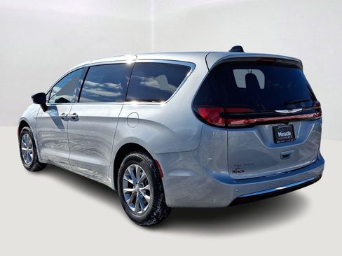 New 2026 Chrysler Pacifica Select AWD/4WD image 5