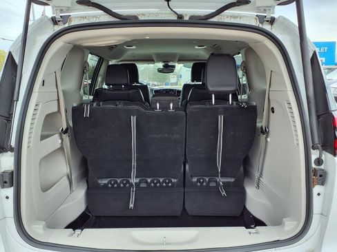 Used 2024 Chrysler Pacifica Touring-L image 10