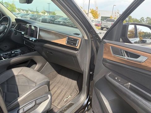 Used 2024 Volkswagen Atlas SE FWD image 44