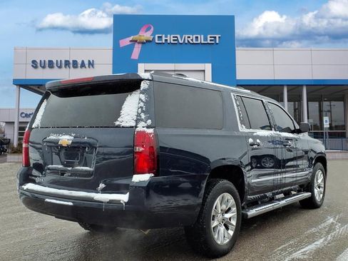 Used 2018 Chevrolet Suburban LT w/ LT Signature Package image 4